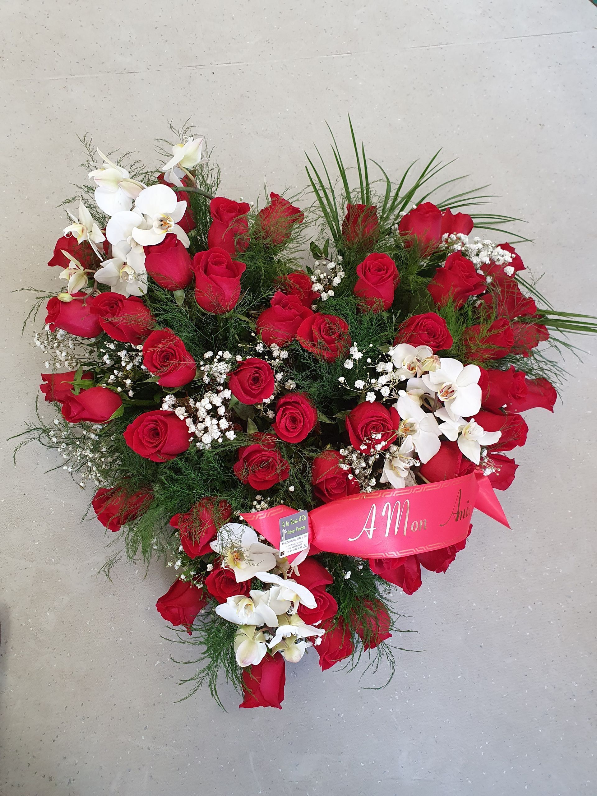 Composition florale rouge et blanche, en forme de cœur