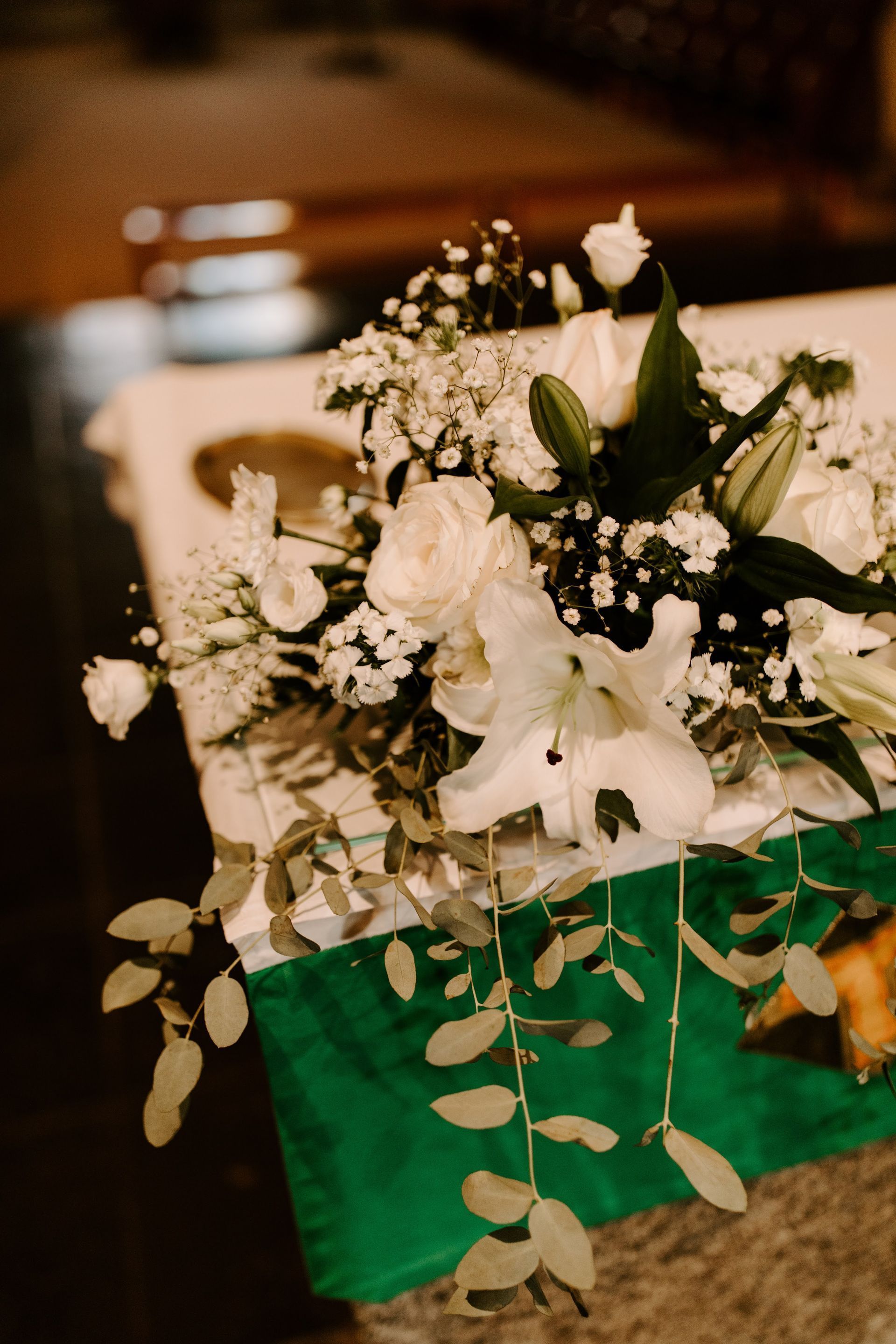 Arrangement floral dans une église