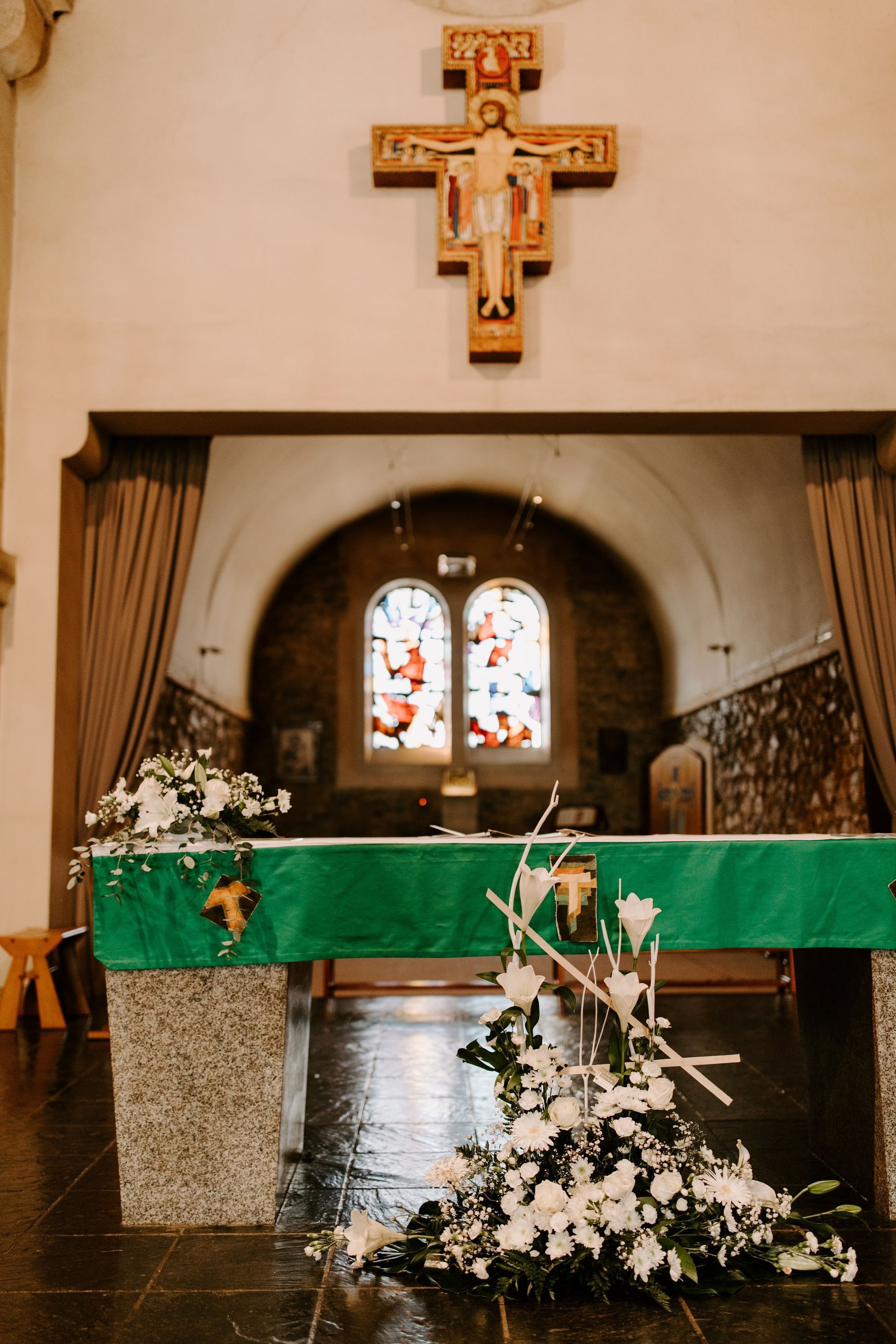 Fleurs blanches devant l'autel d'une église