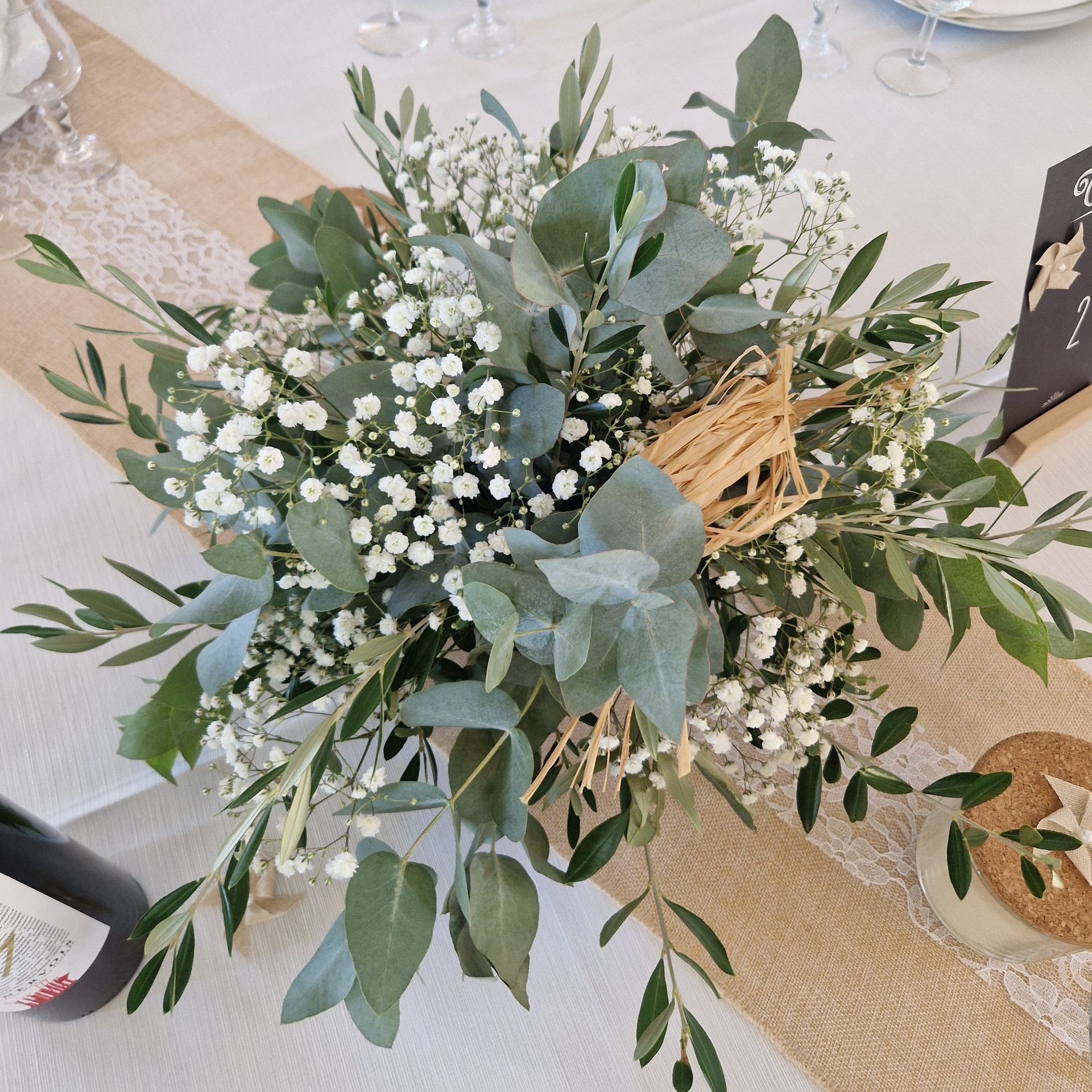 Bouquet de fleurs sur une table de réception