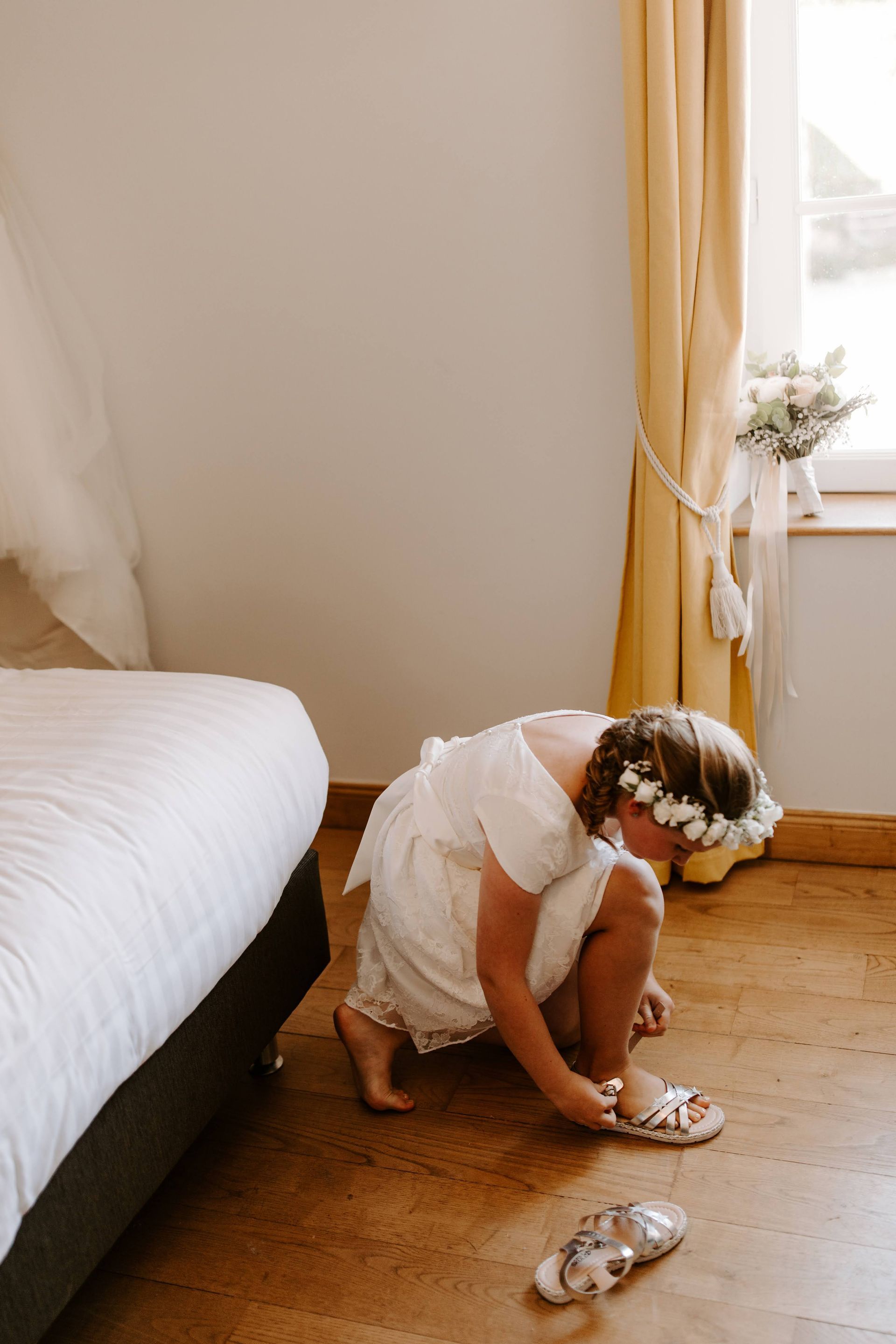 Couronne de fleurs sur une enfant qui met ses chaussures