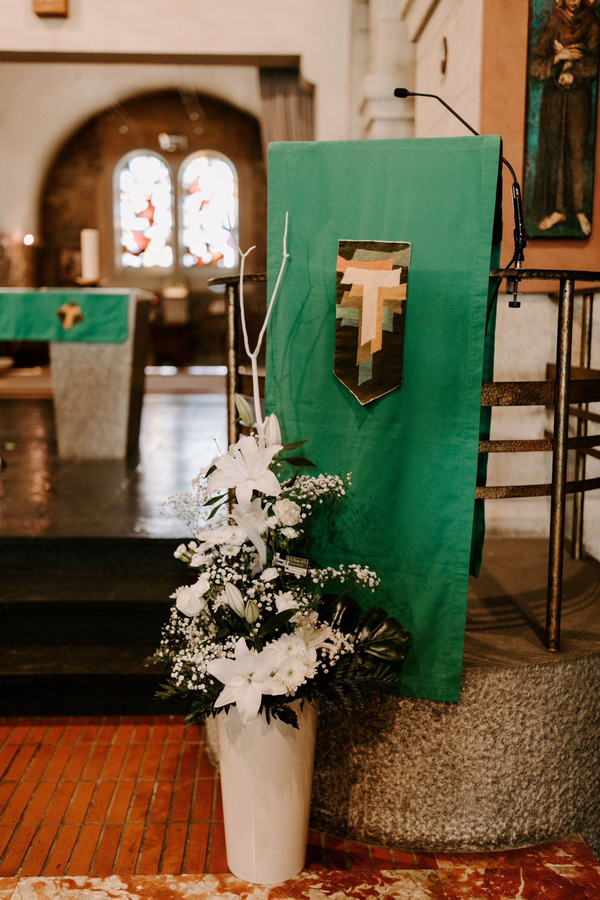 Fleurs blanches dans une église