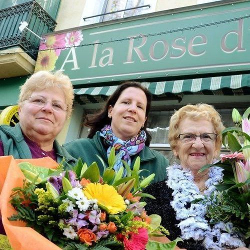 Trois femmes avec des bouquets de fleurs