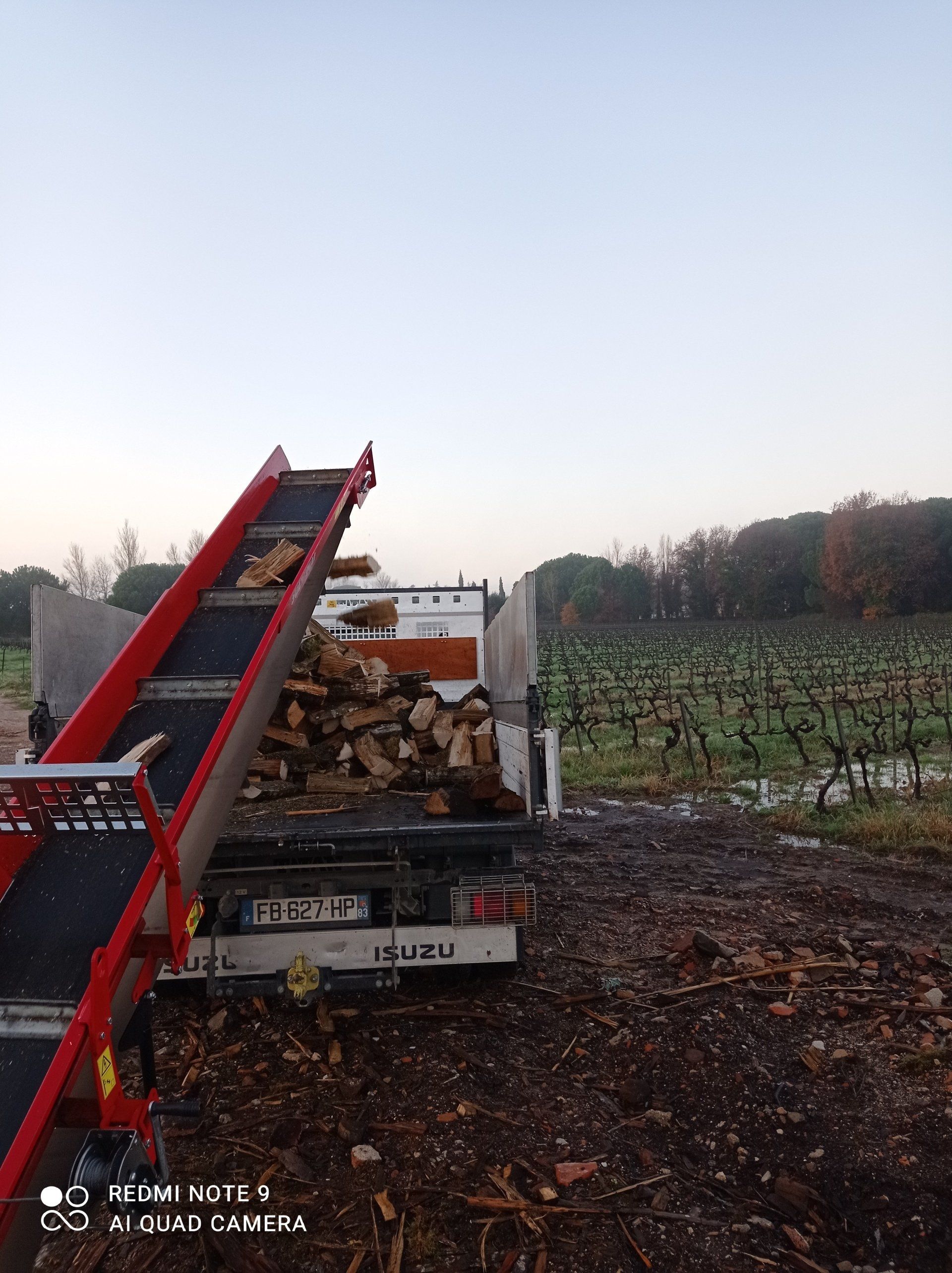Chargement de bois dans le camion de transport de JM Services