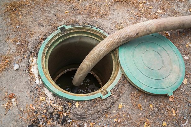 Un tuyau pour la vidange d'une bouche d'égout.
