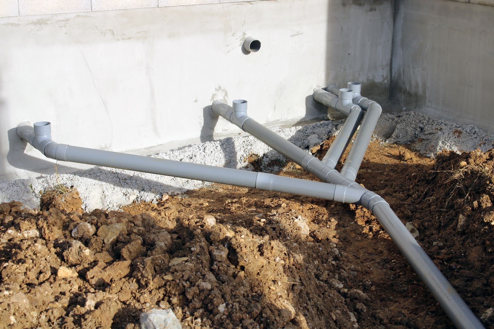 Un professionnel prend en charge le curage d'un égout.