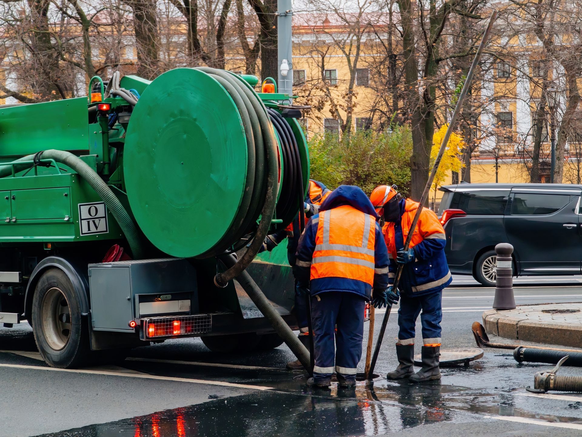 Des agents à côté d'un camion d'assainissement.