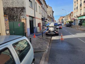 Une personne en train de réparer un réseau d'assainissement.