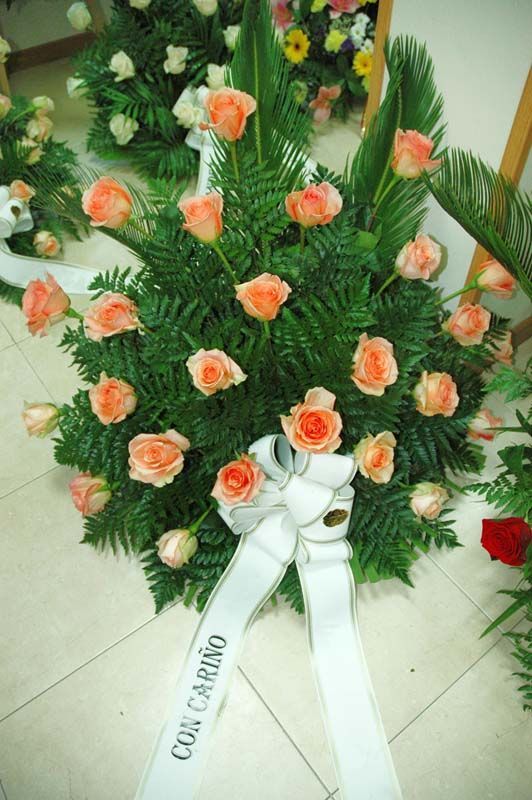 Un ramo de flores con una cinta que dice con cariño