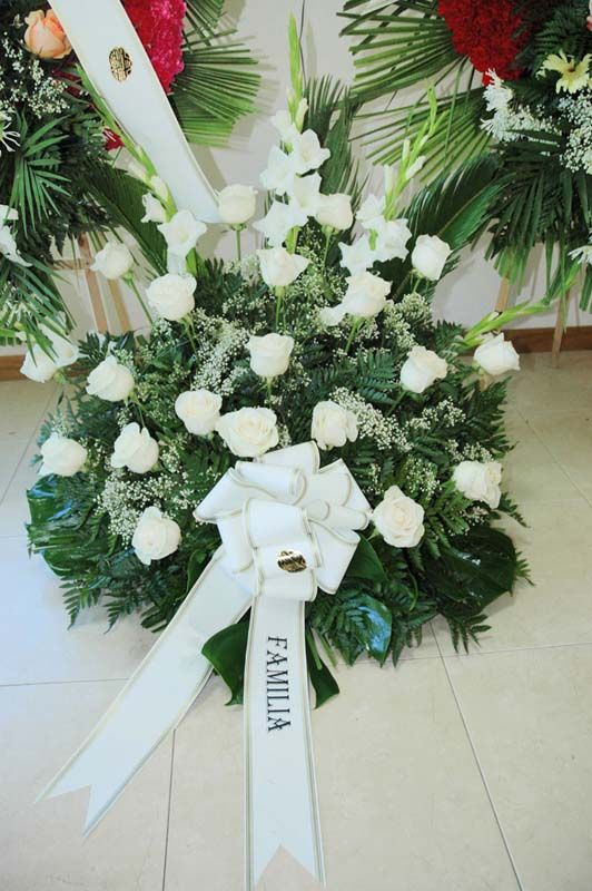 Una cinta blanca con la palabra familia escrita en ella