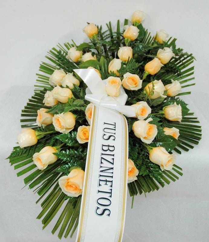 Un ramo de flores con una cinta que dice tus bizaneitos