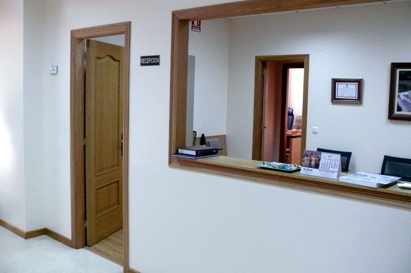 Un pasillo con una ventana y un mostrador en el medio.