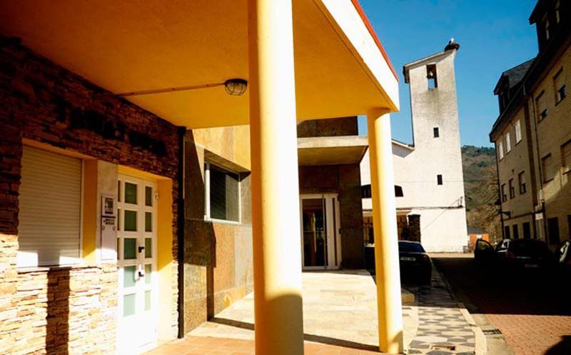 Un edificio con un techo amarillo y una puerta blanca