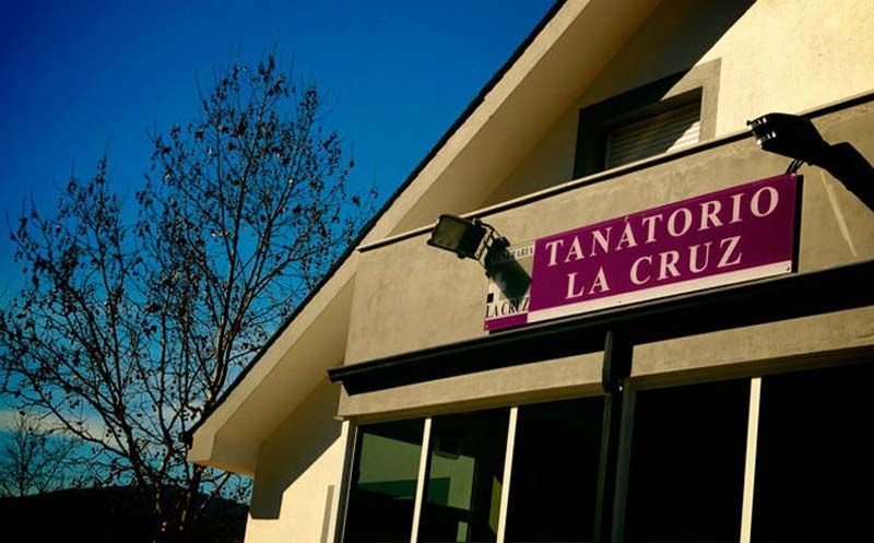 Un edificio con un cartel que dice tanatorio la cruz