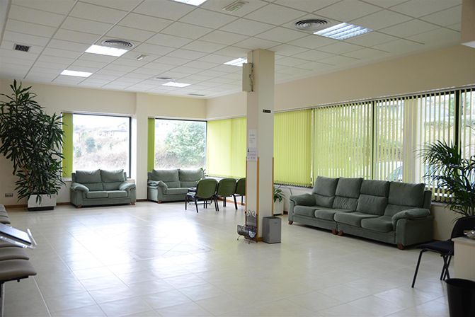 Una habitación grande con muchos muebles y ventanas.