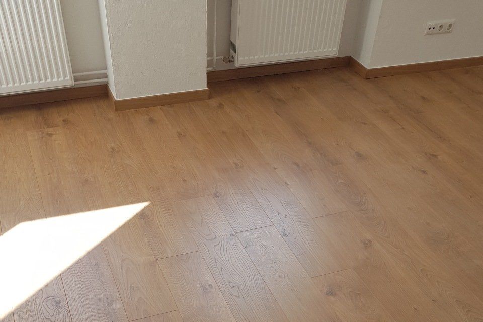 Mitarbeiter von Martin Schneider Parkettverlegung bearbeitet Laminat