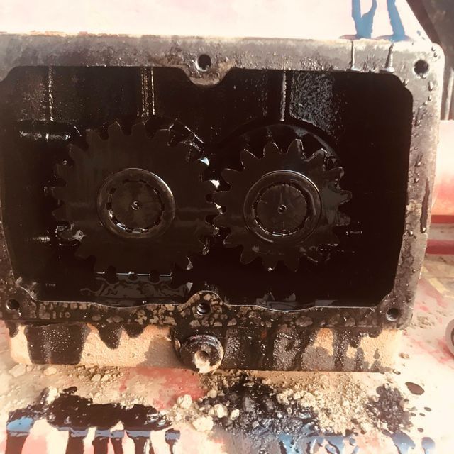 Un primer plano de una caja de cambios sobre una mesa.