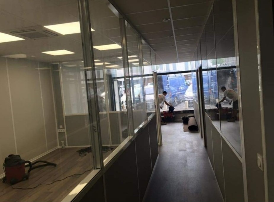 Pose de cloisons vitrée