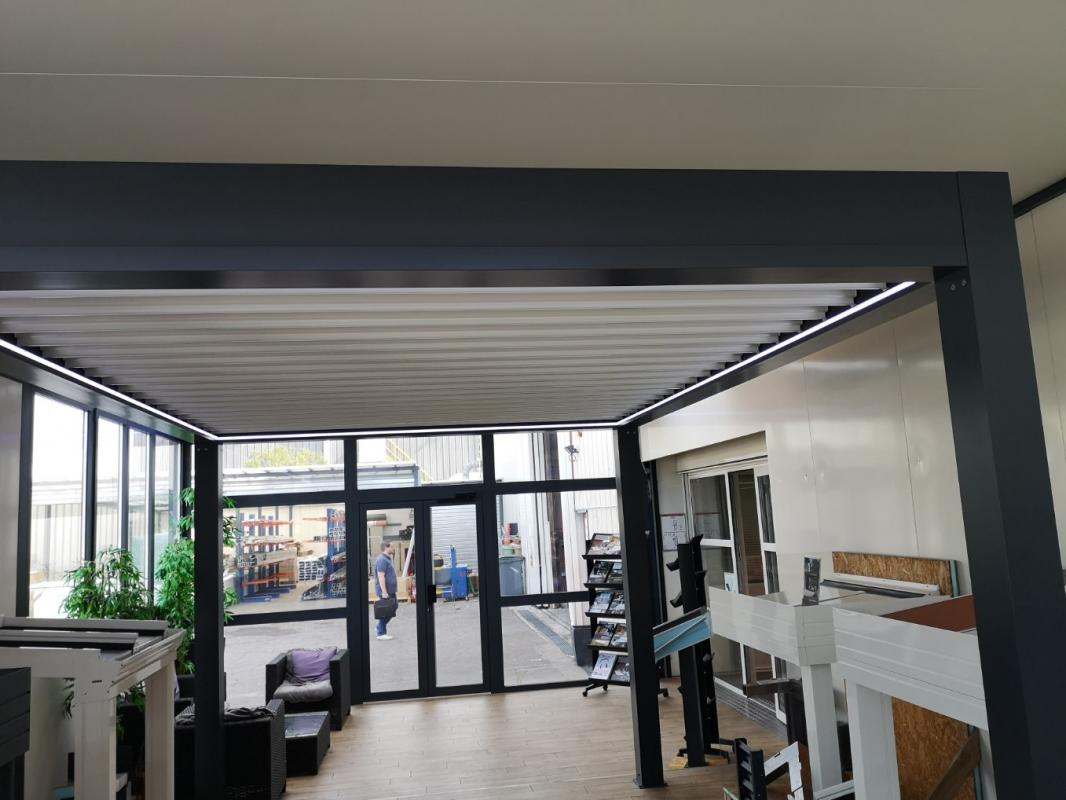 Véranda avec volet roulant sur le dessus