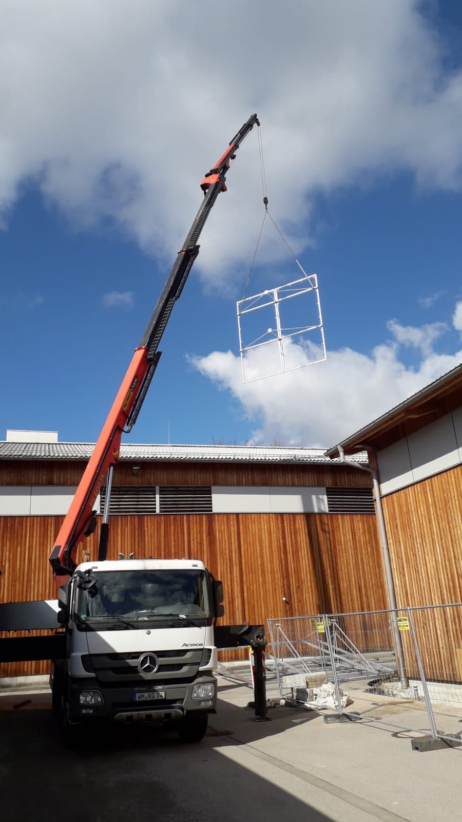 Seitenansicht eines Palfinger-Montagekran für Montage- und Hubarbeiten