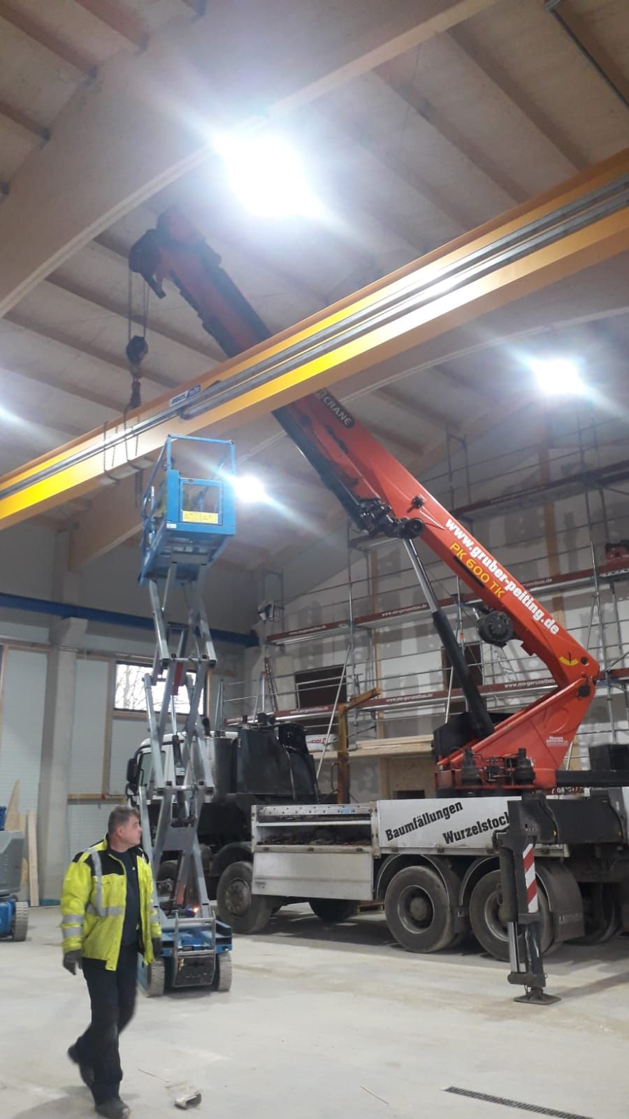 Palfinger-Montagekran in der Halle