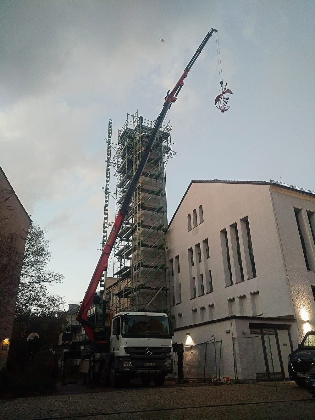 Palfinger-Montagekran in Aktion