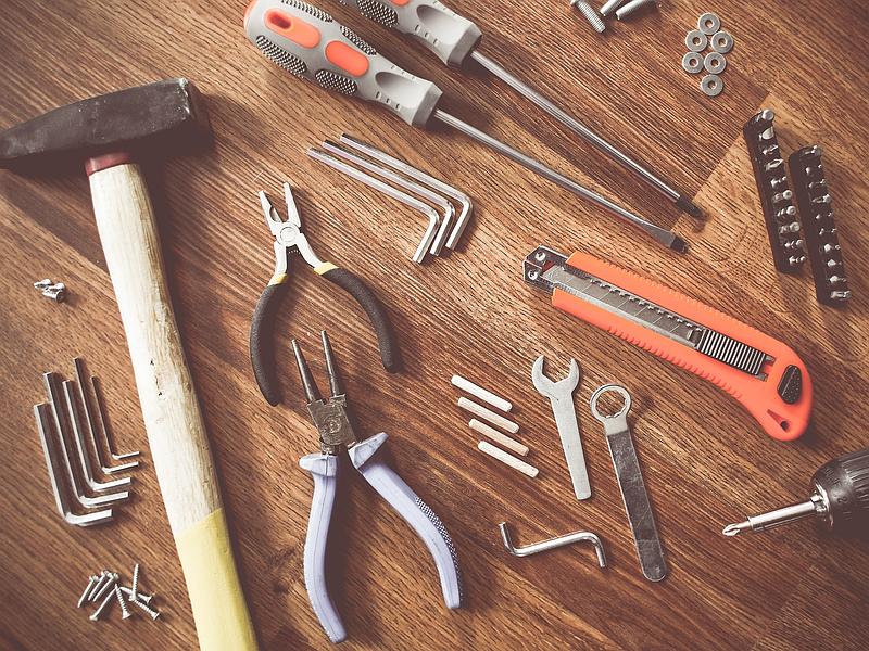 Travail Établi en bois avec des outils