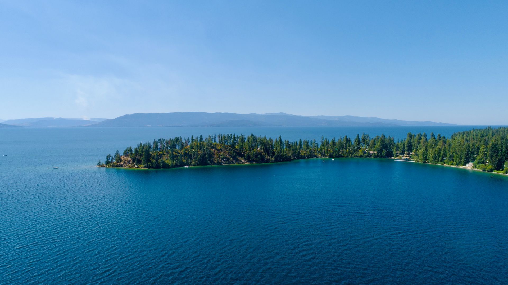 Flathead Lake, the largest freshwater lake west of the Great Lakes - Beautiful for all water adventures and boating
