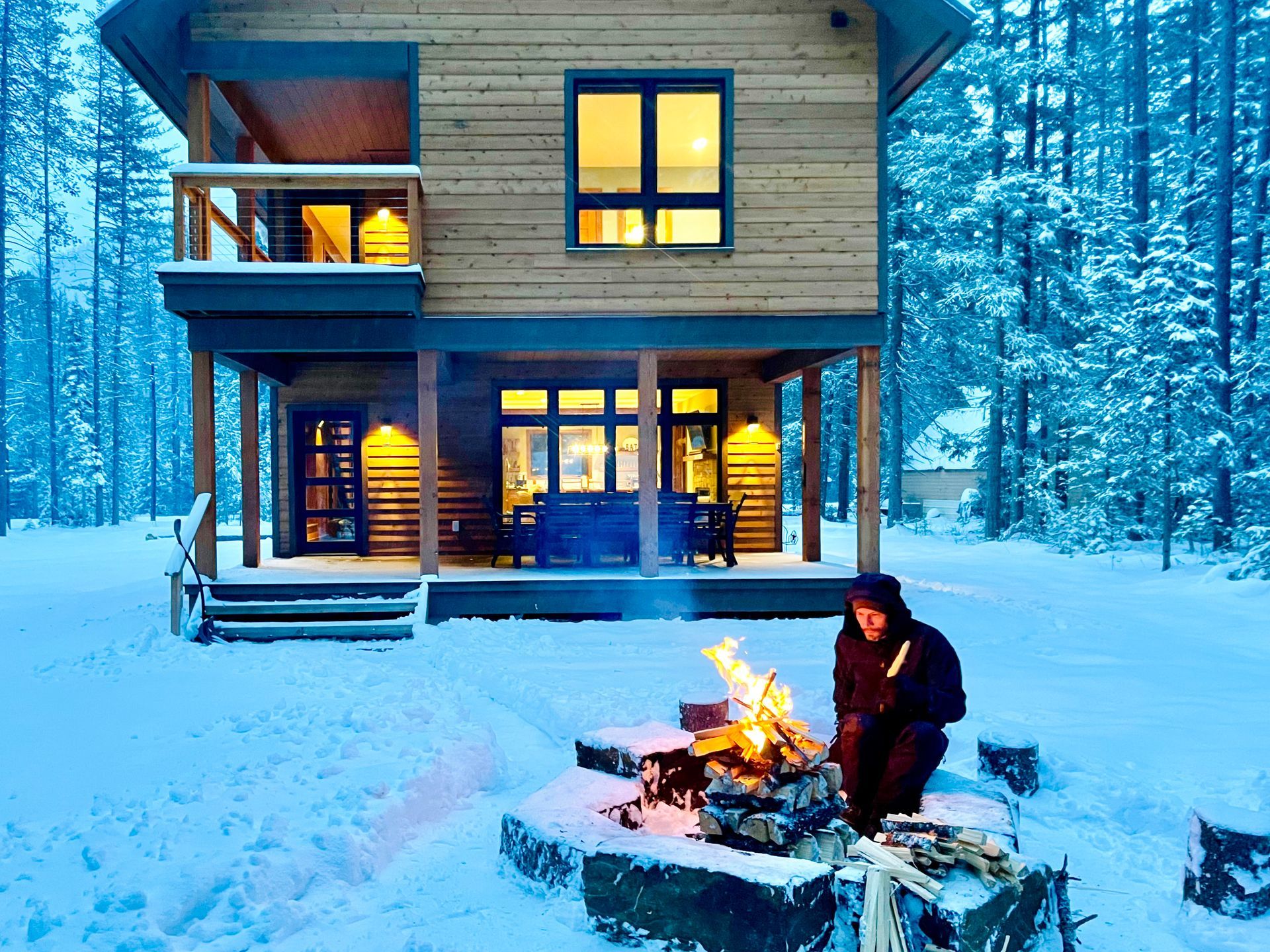 Beautiful Cabin in the woods, with train watching, Great Northern Getaway Cabin located between West and East Glacier Park entrances, perfect place to adventure inside and out of the Park