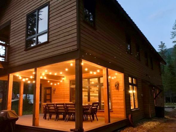 Beautiful Cabin in the woods, with train watching, Great Northern Getaway Cabin located between West and East Glacier Park entrances, perfect place to adventure inside and out of the Park and rest at the end of the day with fire pit and outdoor dining
