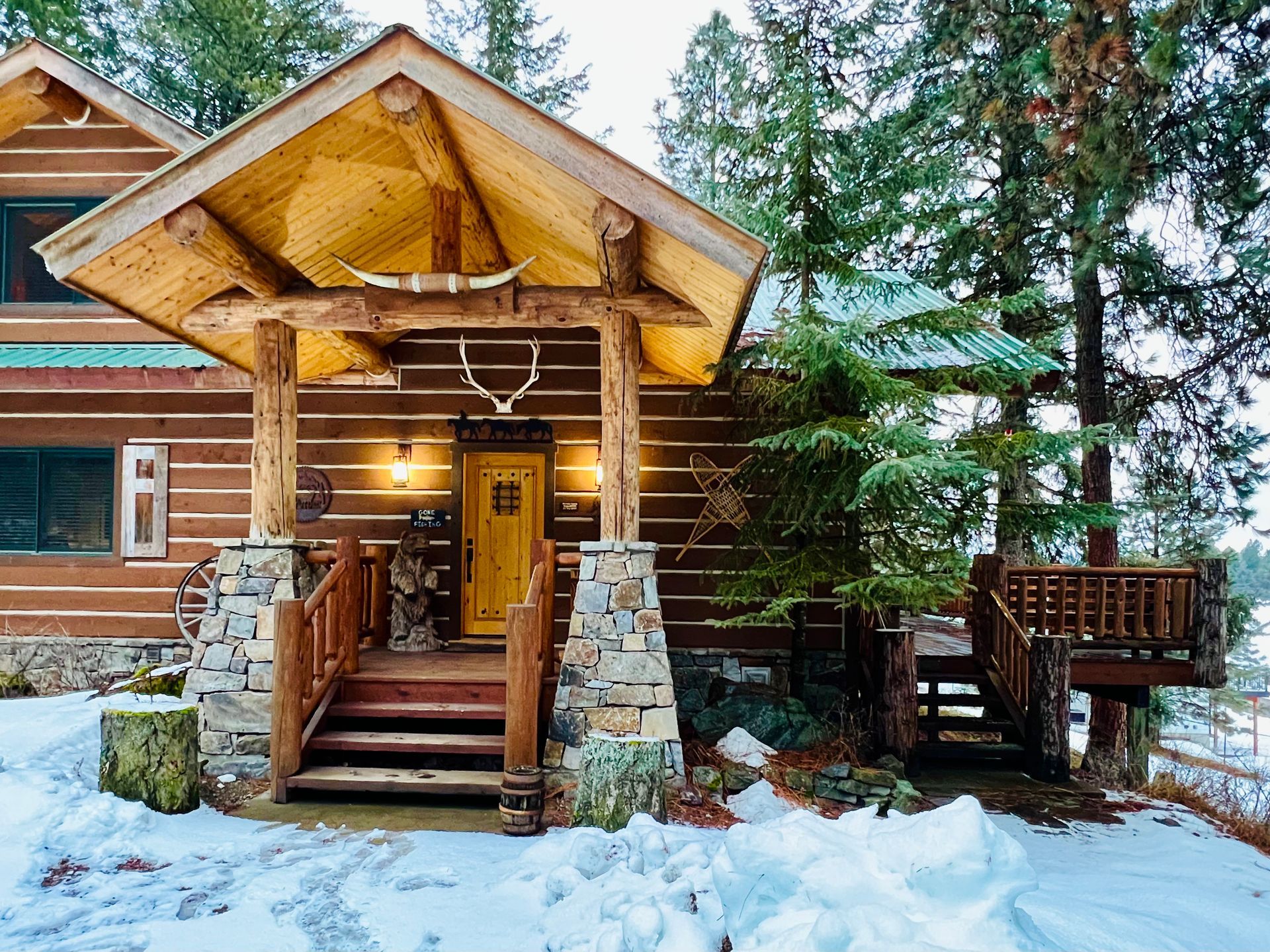 Hanging Rock Cabin, Bigfork Montana, Perfect for Hunting & gathering with friends and family, Enjoy Montana Vacation Rentals