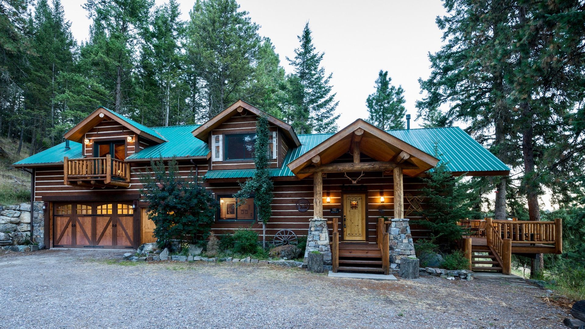 Hanging Rock Cabin, Bigfork location, great for gathering with friends and family, Enjoy Montana Vacation Rentals