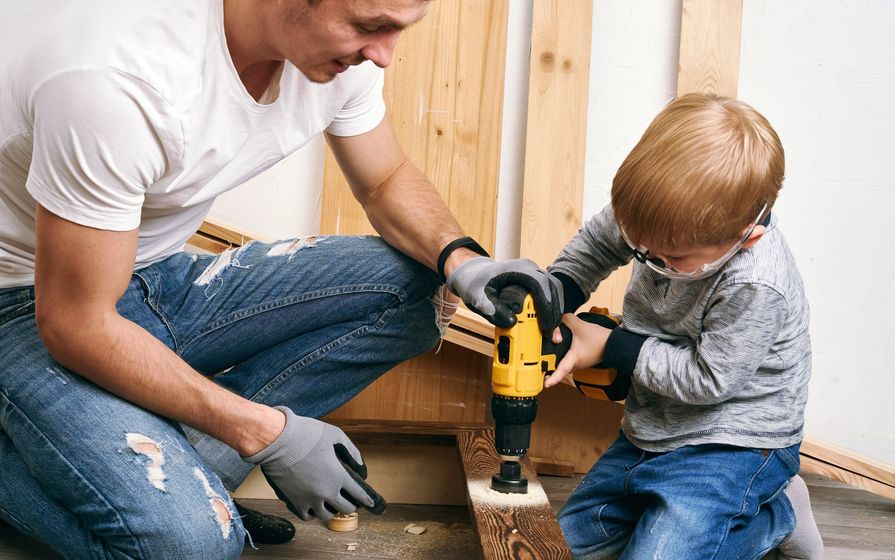 Père et enfant en plein bricolage