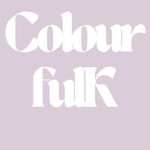 Das Wort „Colourful“ in stilisierter, fetter weißer Schrift auf blassviolettem Hintergrund.