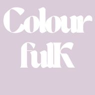 Das Wort „Colourful“ in stilisierter, fetter weißer Schrift auf blassviolettem Hintergrund.