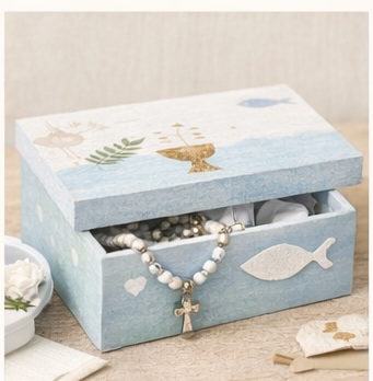 Blaue Holzkiste mit religiösen Symbolen, die einen Rosenkranz enthält.