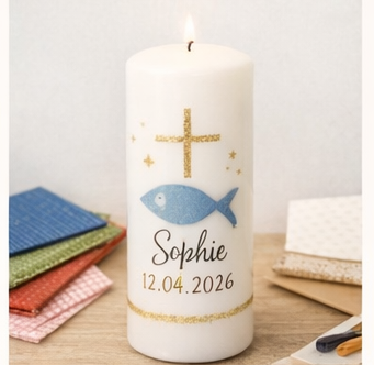 Weiße Kerze mit goldenem Kreuz, blauem Fisch, dem Namen Sophie und dem Datum.