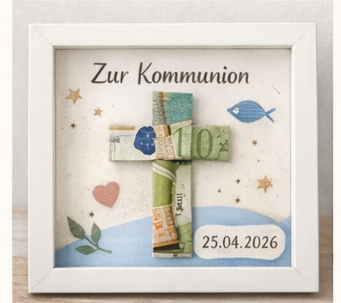 Ein weiß gerahmtes Kunstwerk mit einem gefalteten Geldkreuz für eine Kommunionsfeier.