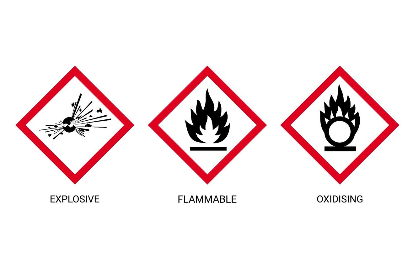 Tres rombos rojos de peligro que indican que es explosivo, inflamable y oxidante.