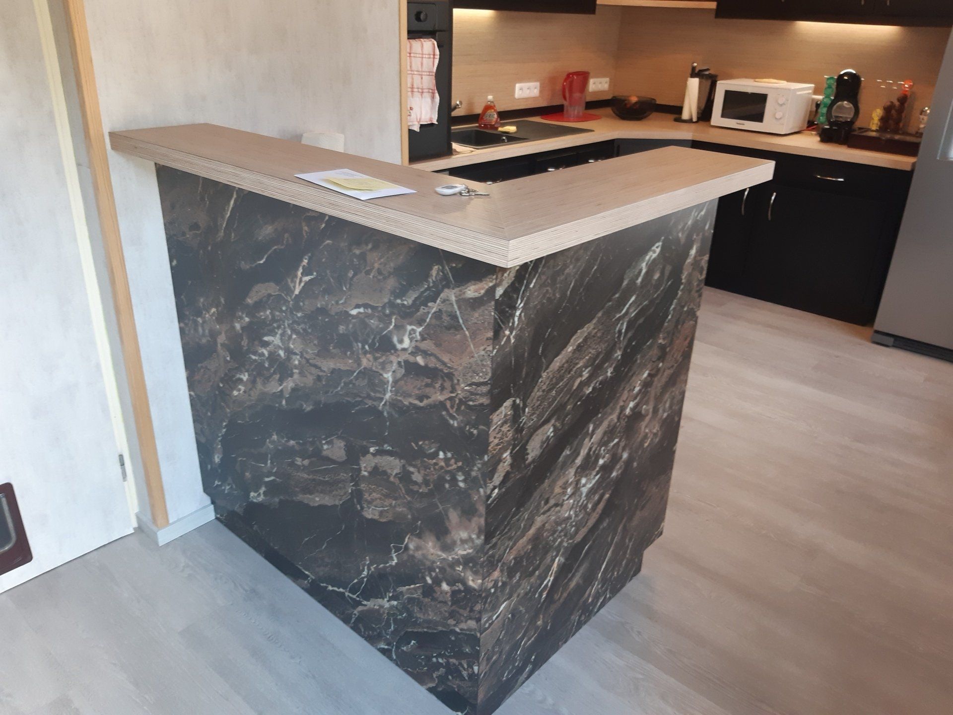 Cuisine contemporaine noire en marbre