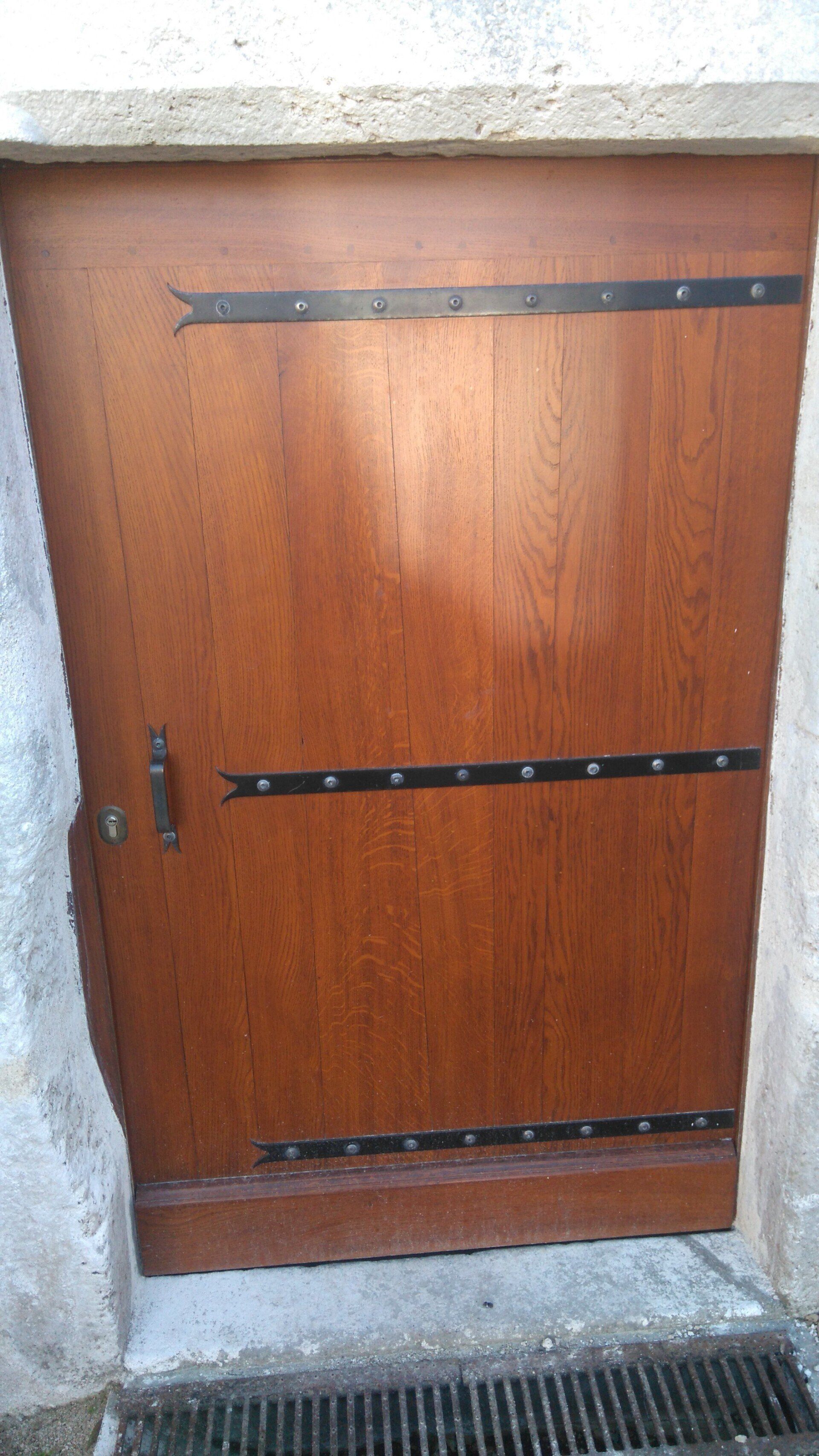 Porte de maison en bois