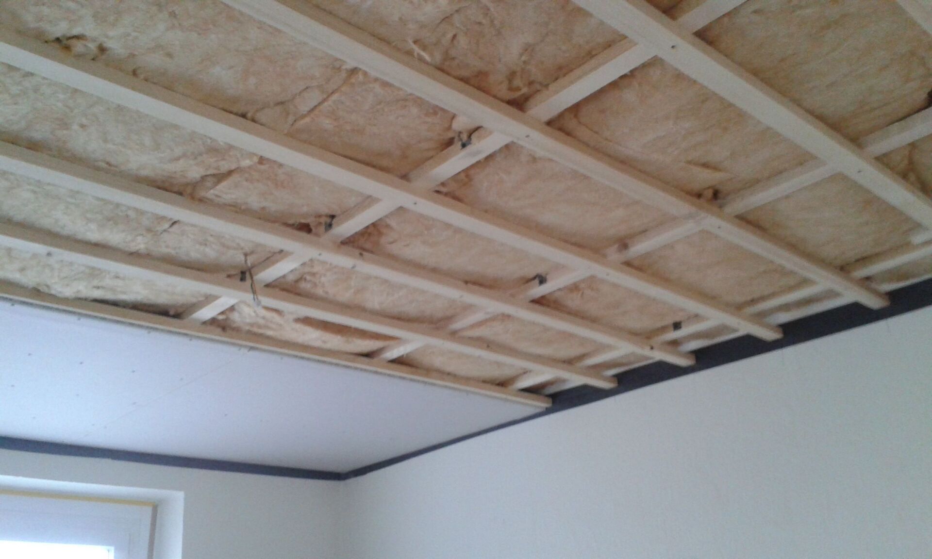 Abgehängte Decke, einschliesslich Dämmung