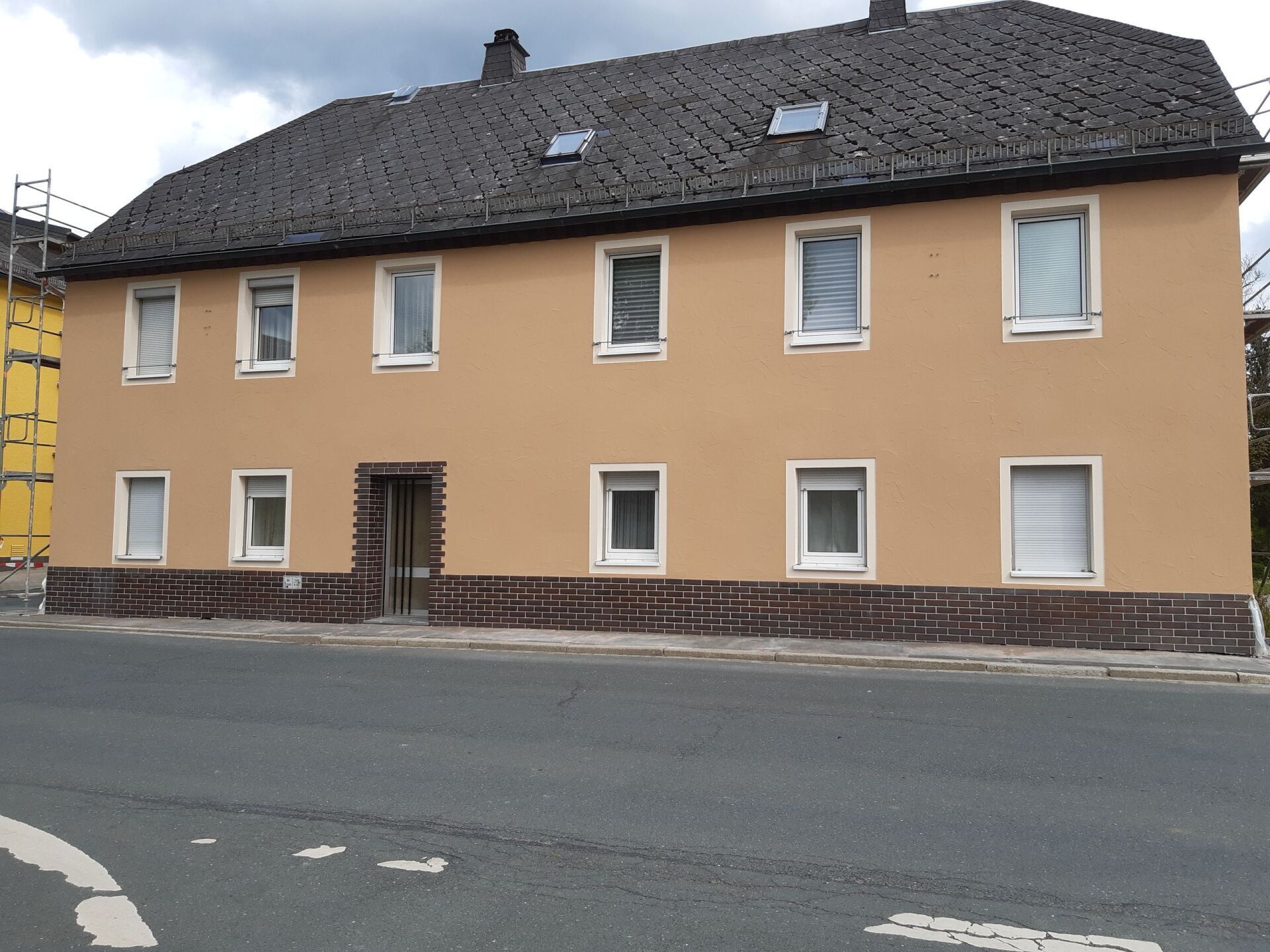 Neue Fassade in Cappuccino
