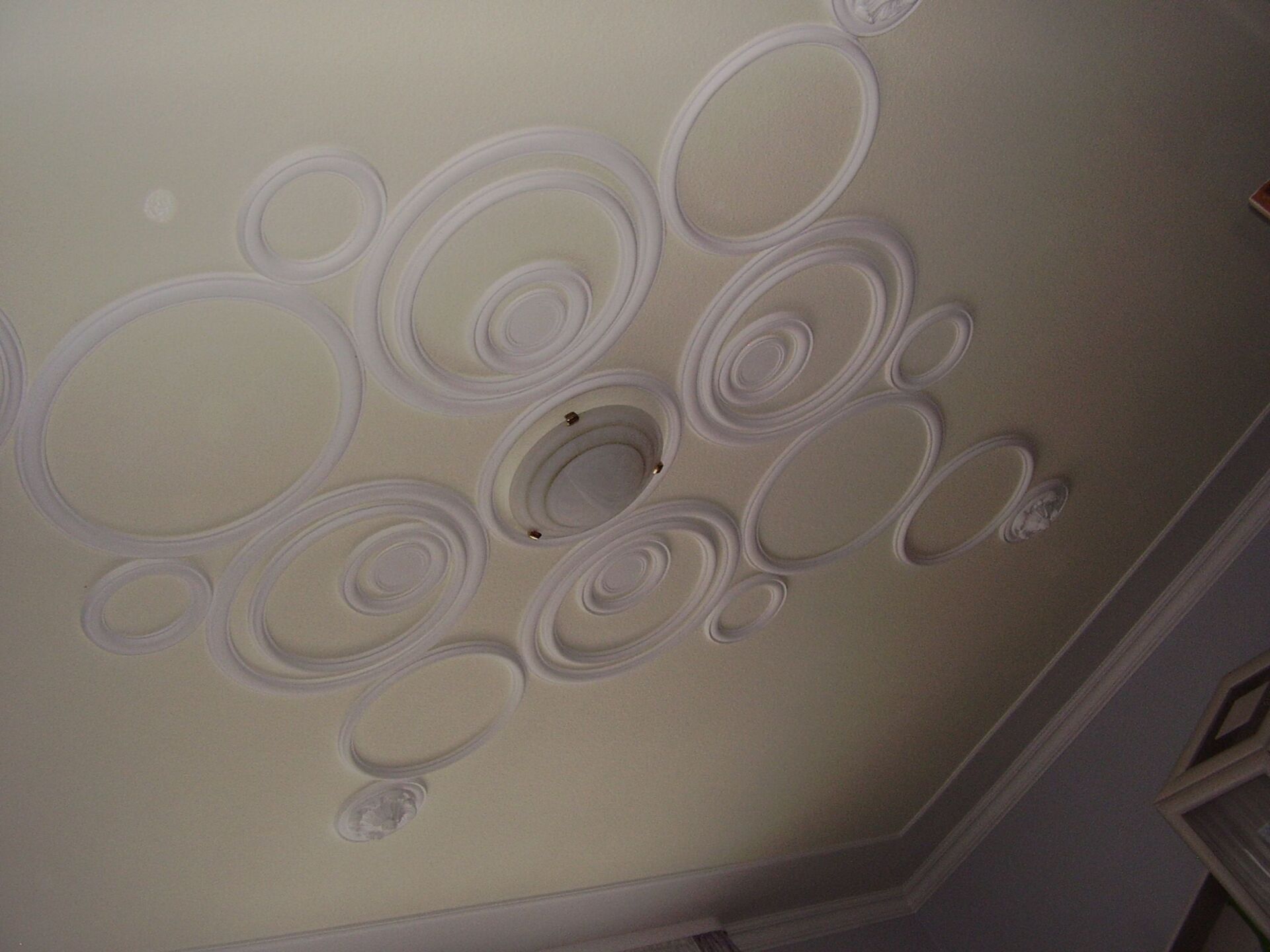 Deckenornamente in Stuck