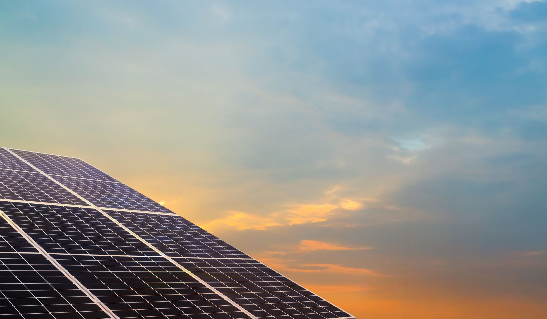 Panneaux solaires avec un coucher de soleil en arrière-plan