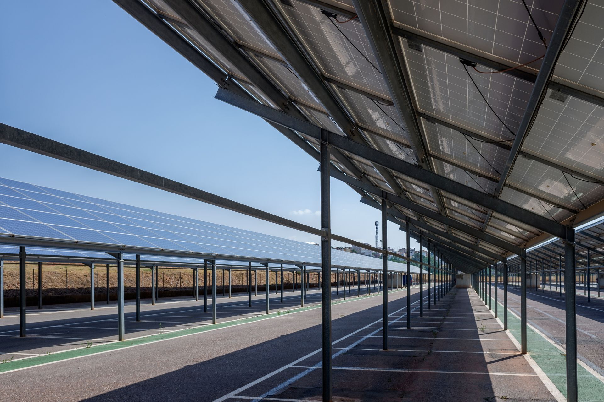 Panneaux solaires sur un parking