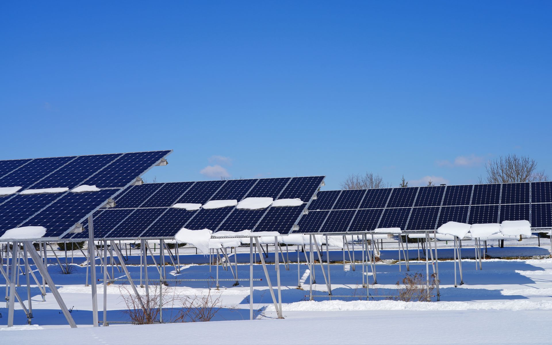 Panneaux solaires au sol recouverts de neige