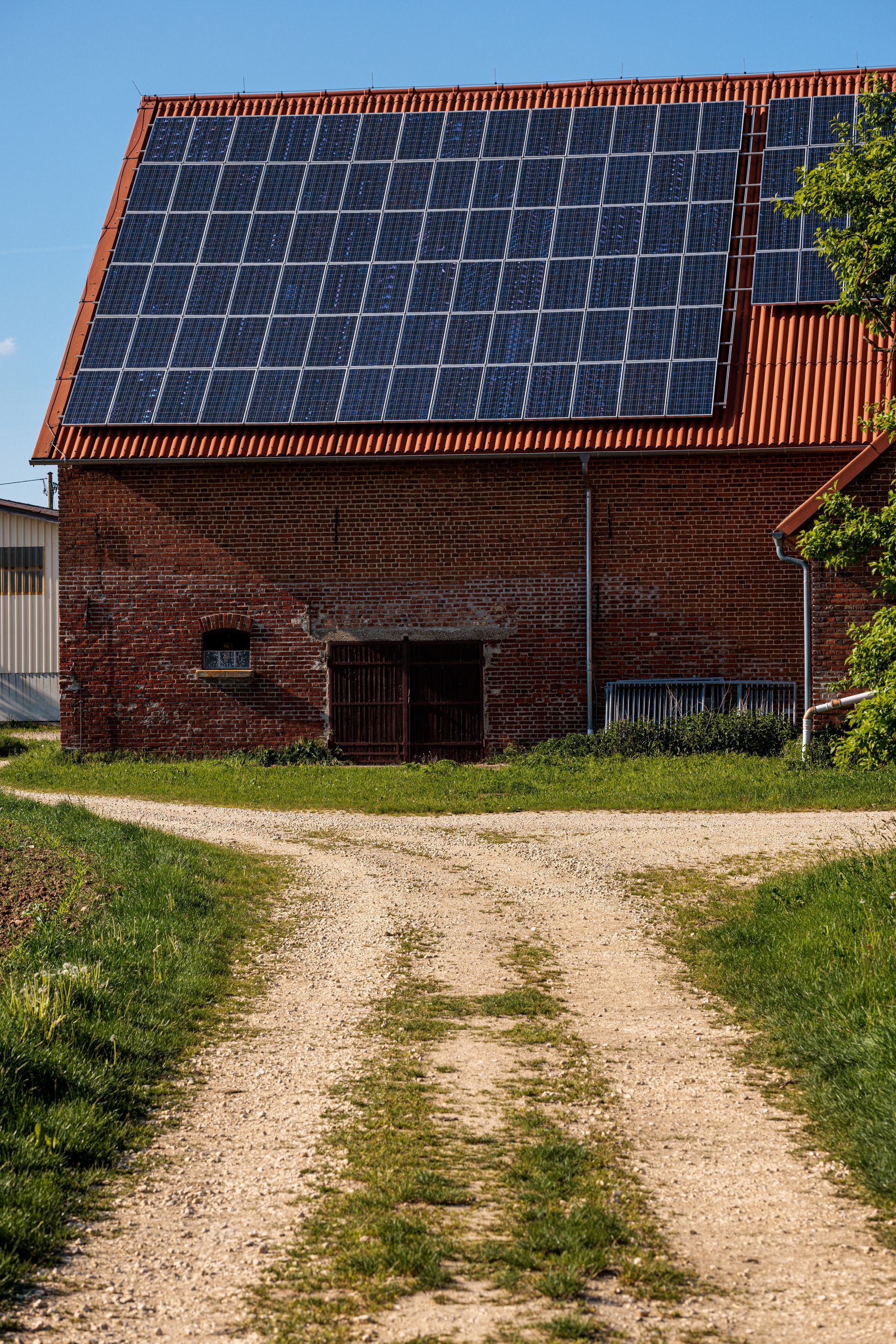 Bâtiment de ferme avec des paneaux solaires