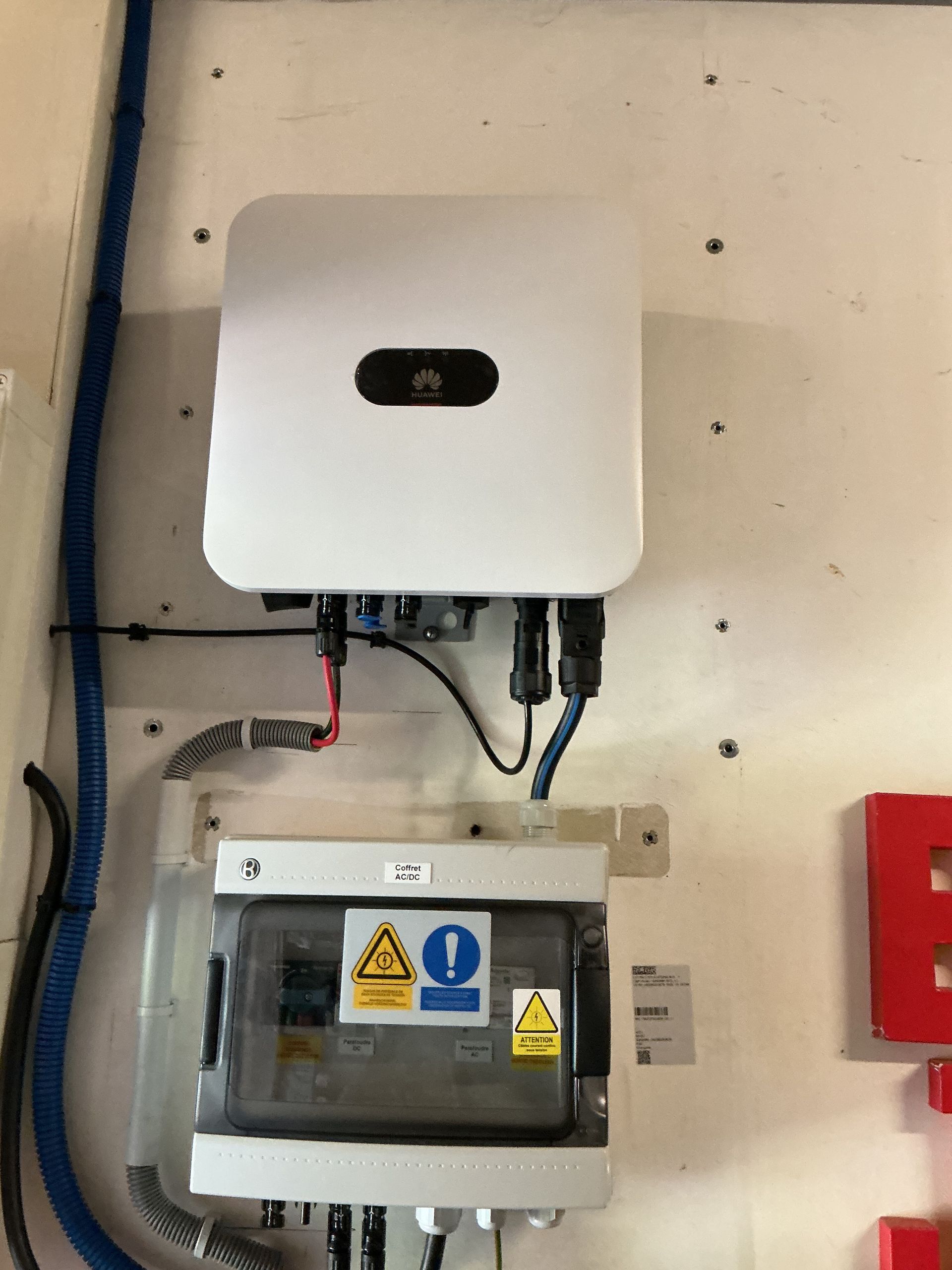 Vue intérieure d'un compteur électrique pour panneaux solaires.