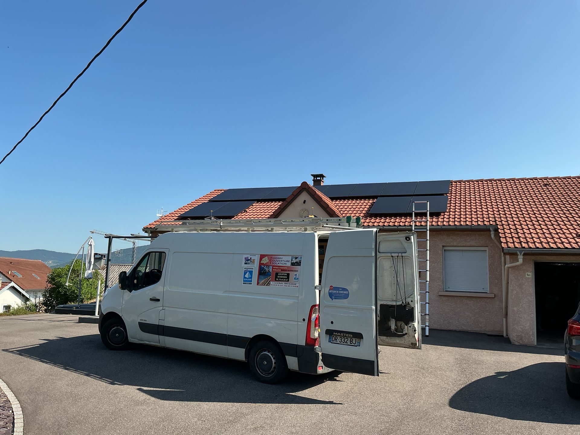 Le véhicule de la SAS TCI garé devant la maison d'un client.